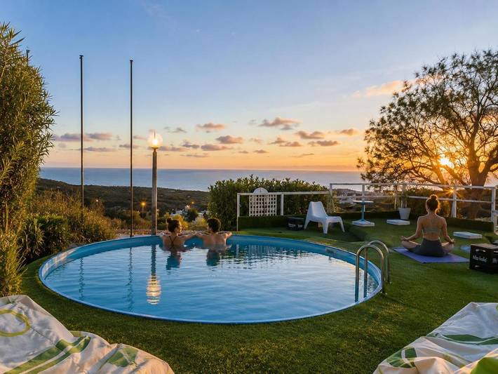 Hostel für 4 Personen, mit Terrasse und Garten sowie Pool und Ausblick in Aljezur