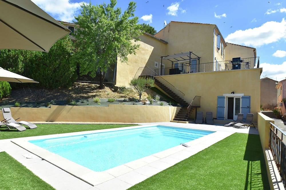 Friedlicher Rückzugsort am Pool in Montouliers, Mittelmeerküste (Frankreich)
