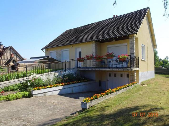 Location de vacances pour 6 personnes, avec terrasse et jardin à Dhuizon