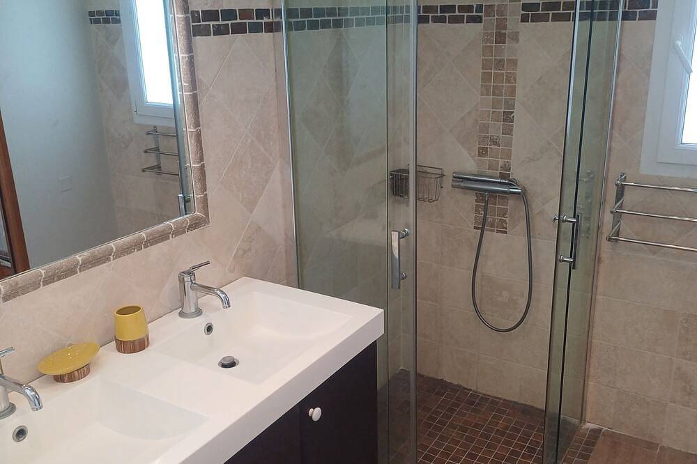 Gite sur Domaine Viticole Avec Piscine Chauffée in Mormoiron, Parc naturel régional du Mont-Ventoux