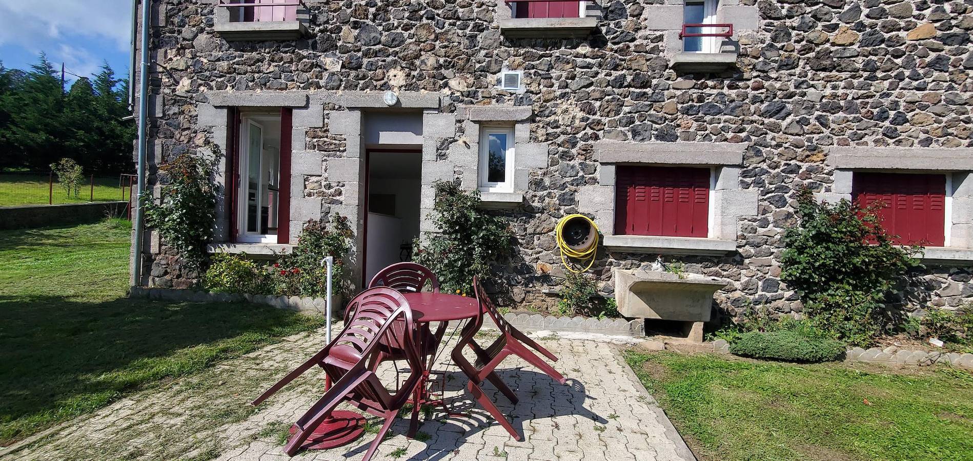 Appartement entier, Appartement de vacances pour 2 personnes avec terrasse in Murol, Parc naturel régional des Volcans d'Auvergne