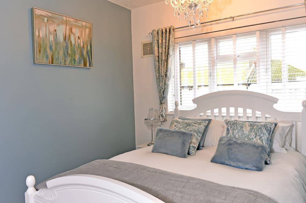 Entire apartment, Well presented three-bedroom property in great central location with balcony in Eastbourne, East Sussex