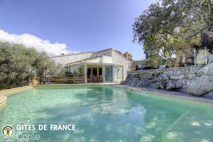 Gîte pour 4 personnes, avec Terrasse et Jardin ainsi que Piscine et Vue à Sotta