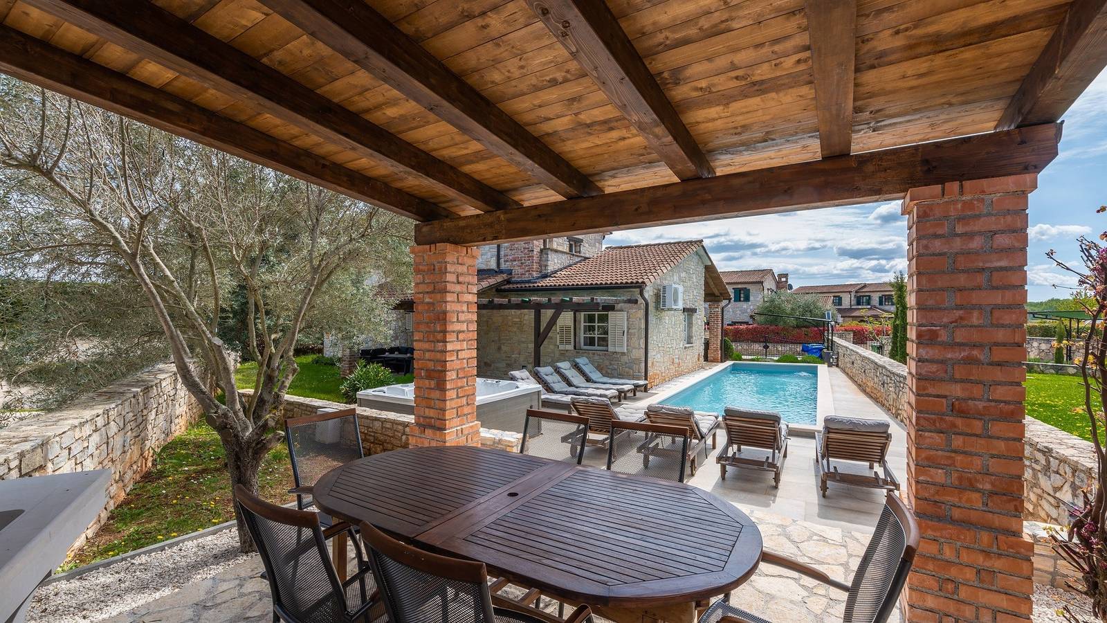 Schöne Villa mit privatem Pool und Jacuzzi in Općina Višnjan, Zentralistrien
