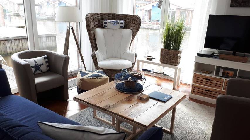 Ferienwohnung für 5 Personen, mit Terrasse und Seeblick sowie Ausblick in Leer und Umgebung