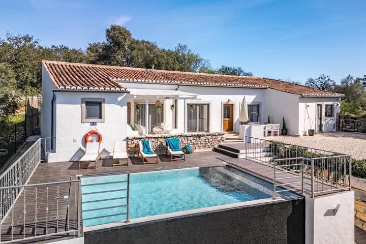 Ferienhaus für 6 Personen, mit Balkon und Terrasse sowie Garten und Pool