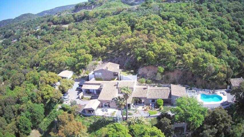 Chambre d’hôte pour 2 personnes, avec Terrasse ainsi que Jardin et Piscine à Grimaud