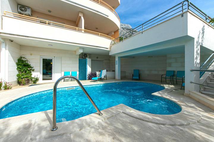 Ferienwohnung für 2 Personen, mit Pool und Balkon/Terrasse in Brela