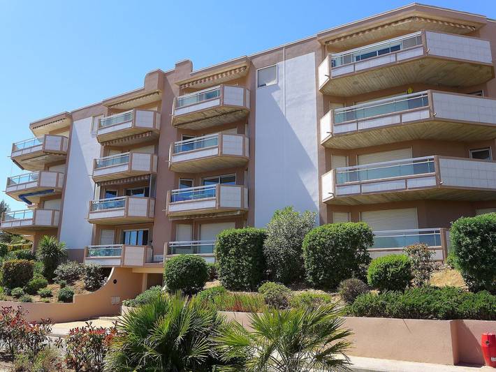 Gîte pour 4 personnes, avec terrasse dans Plage Des Tamaris Cavalaire Sur Mer - 2