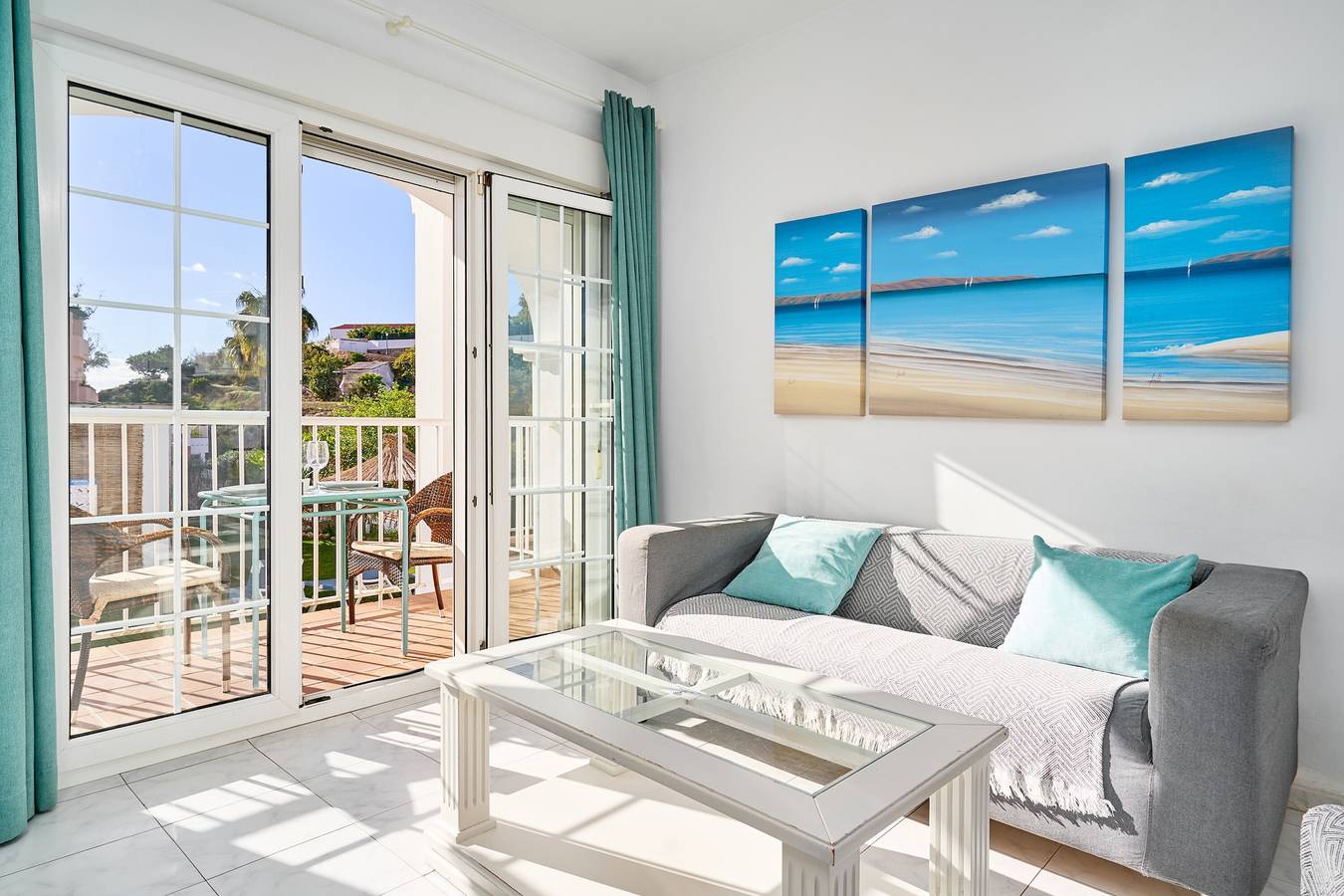 2nd Floor Apartment with Shared Pool, Wi-Fi, and Air Conditioning in Playa de Burriana, Nerja