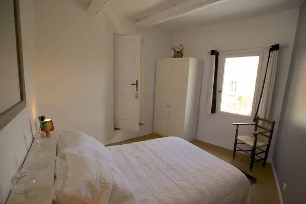 Heart Of Village 200 years home, fantastic view, resident parking , Conciergerie in Roussillon, Parc naturel régional du Luberon