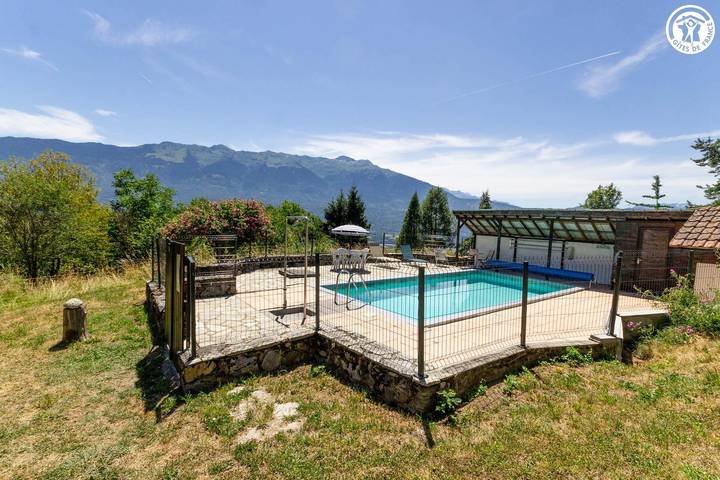 Gîte pour 9 personnes, avec Terrasse ainsi que Jardin et Piscine dans Cléry