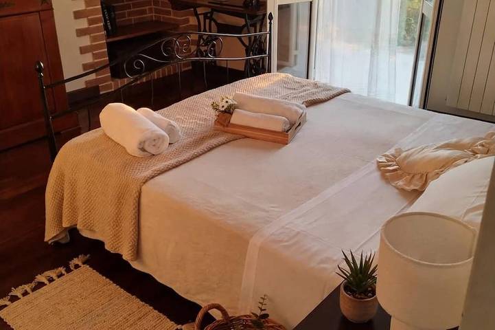 A 19th-century farmhouse with spacious grounds surrounded by greenery and a swimming pool in Agnone Isernia, Alto Molise