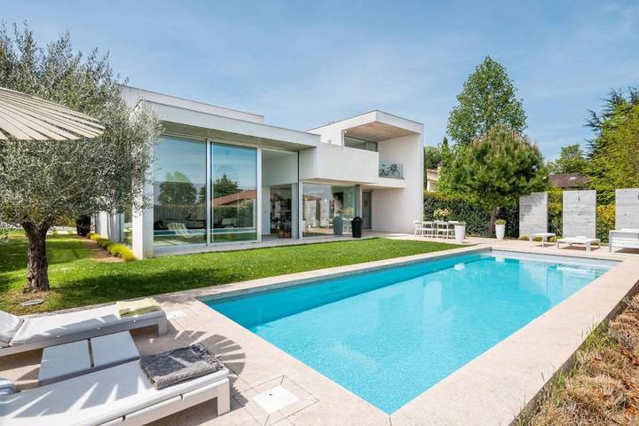 Location de vacances pour 8 personnes, avec terrasse ainsi que jardin et piscine à Collonges-au-Mont-d'Or