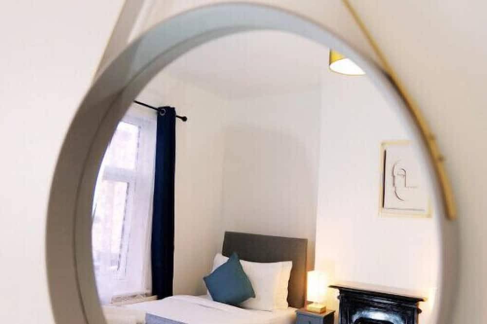 Town Centre House with parking, Wi-Fi in Stafford, Staffordshire