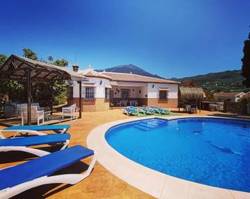 Albergue para 12 personas, con piscina además de jardín y vistas, Se admiten mascotas en Axarquía