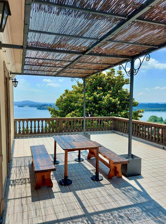 Appartamento per 5 persone, con Terrazza e Giardino nonché Vista lago e Panorama a Gavirate