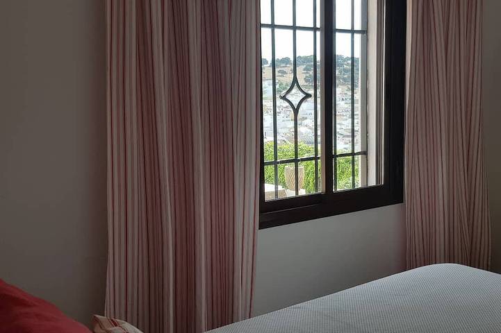 Sierra de Grazalema, 2-6 people, town center, pool, garden, wifi. in Prado del Rey, White Villages