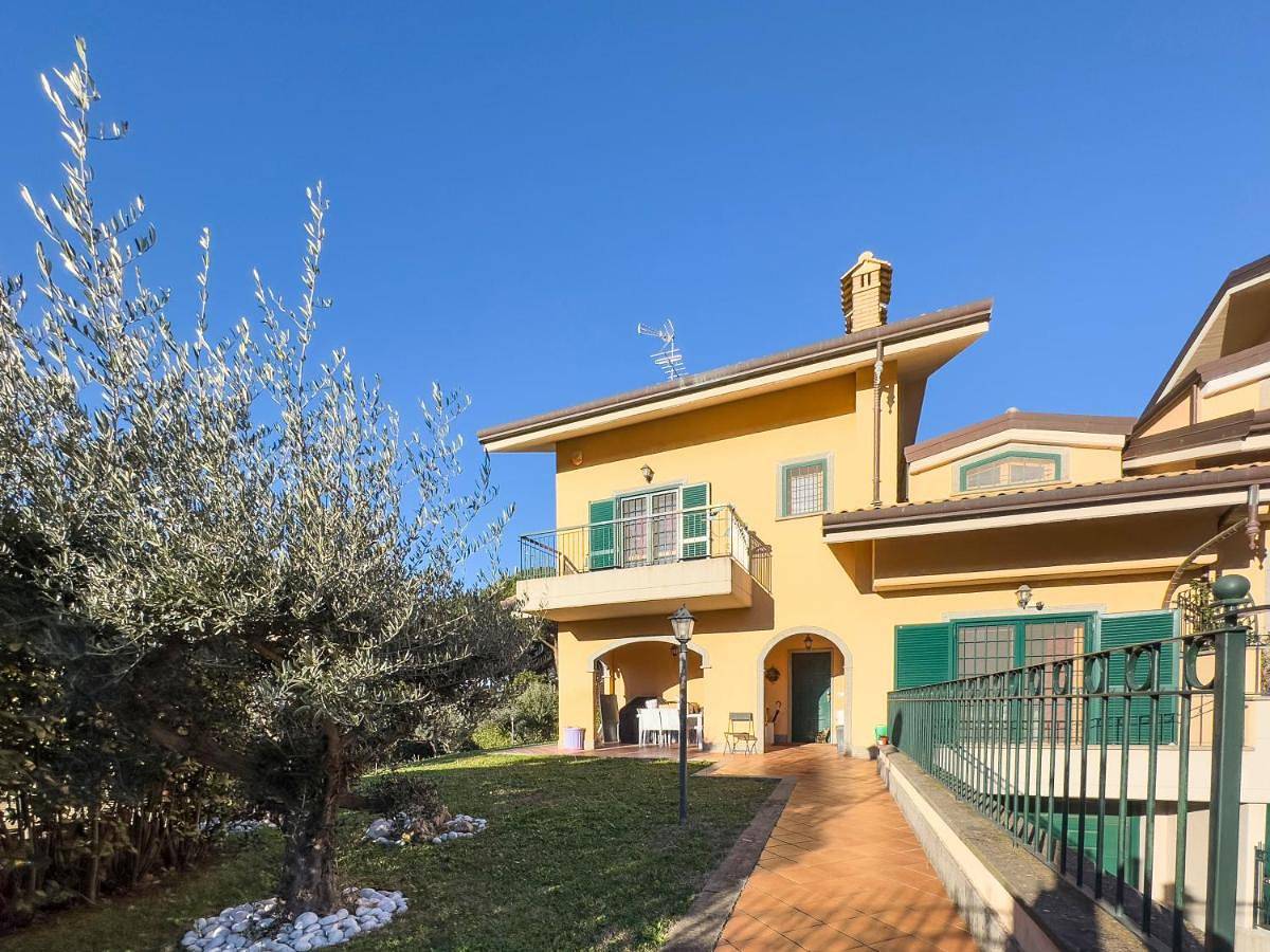 Double Room with Private Bathroom in Grottaferrata, Castelli Romani