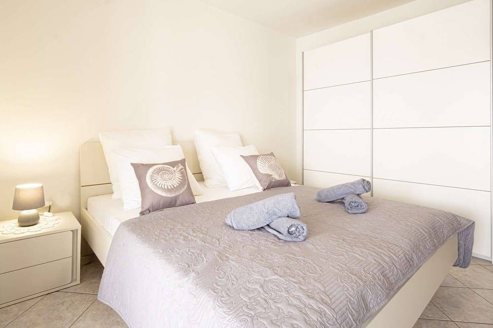 Ganze Wohnung, Apartment right on the sea, boat dock and shared terrace on the beach in Metajna, Pag