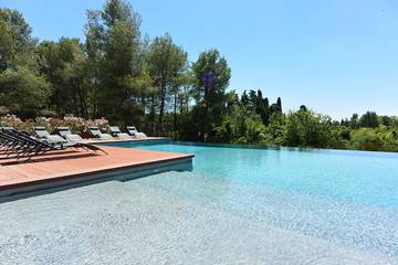 Location de vacances pour 22 personnes, avec jardin et jacuzzi à Plan-d'Orgon