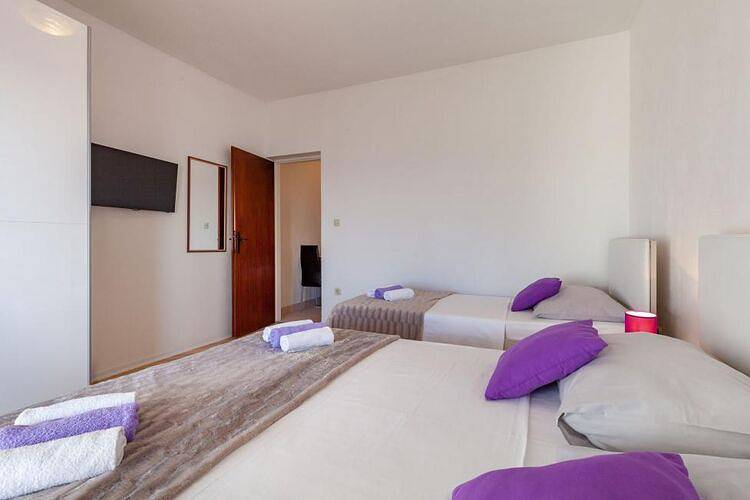 Ganze Wohnung, Apartments Nena (St) - One Bedroom Apartment with Balcony and Sea View (A1) in Pisak, Omis-Riviera