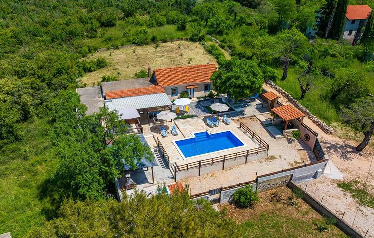 Ferienhaus für 8 Personen, mit Terrasse und Pool sowie Garten