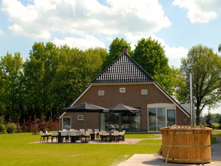 Boerderij voor 30 personen, with tuin and terras as well as whirlpool in Drenthe