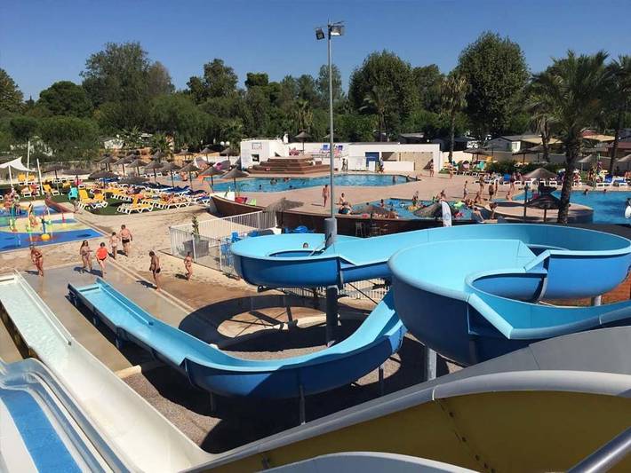 Camping pour 4 personnes, avec vue ainsi que jardin et piscine