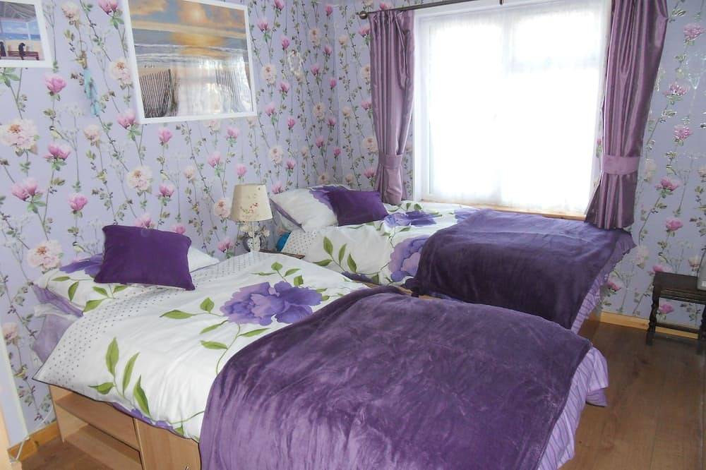 Sea view Beach Bungalow, super dog-friendly in Great Yarmouth, The Broads