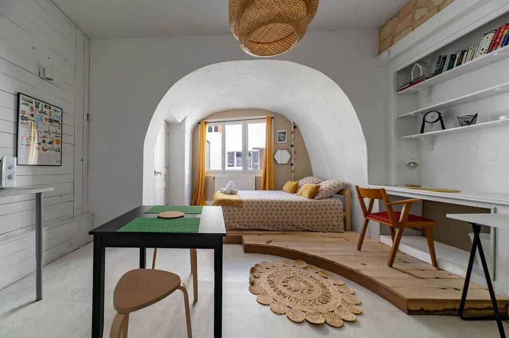 Entire apartment, Le Studio des Moulins in the heart of town in Cusset, Vichy region