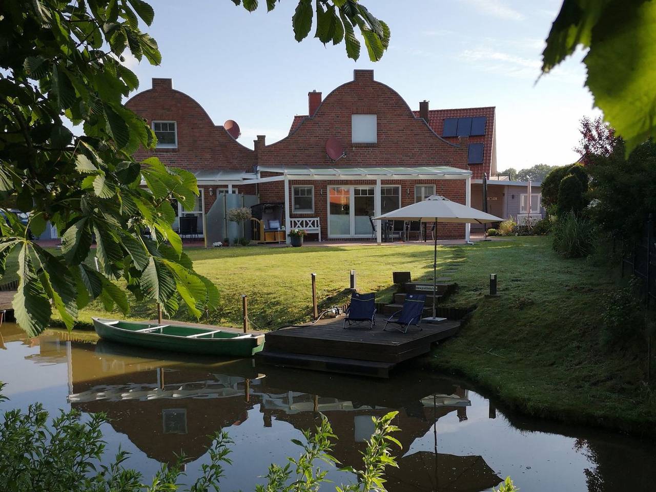 Grachtenkate - Traumhaftes Ferienhaus direkt am Wasser in Greetsiel, Krummhörn