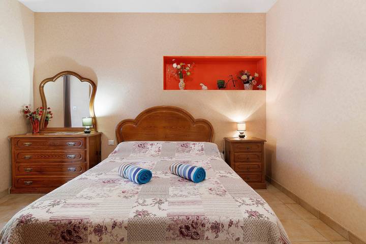 Guesthouse "Du Château Vieux" with Shared Terrace and Wi-Fi in Milhac, Quercy