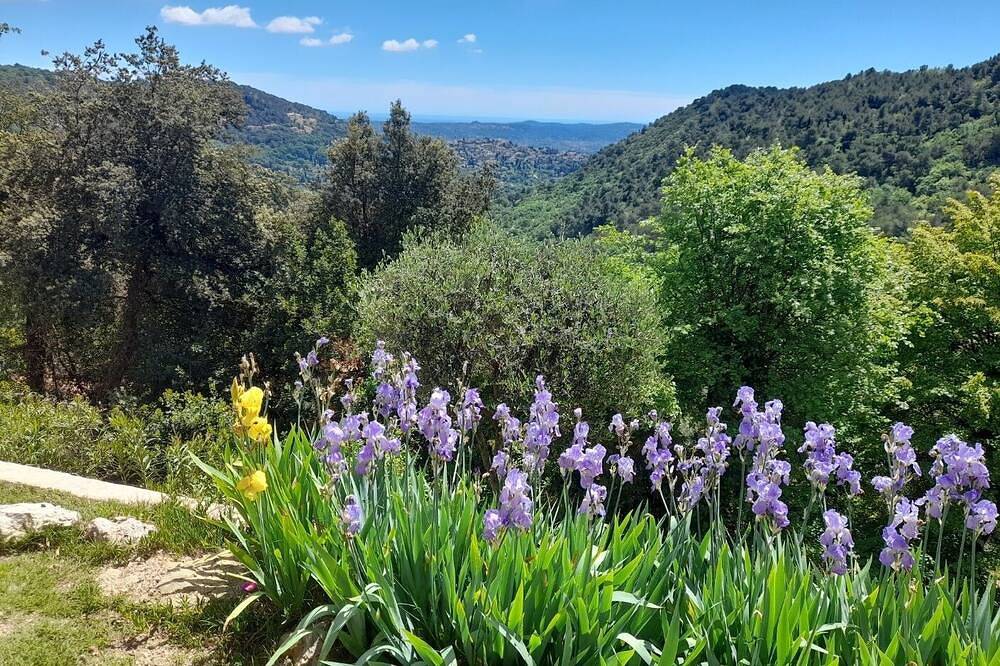 Entire apartment, A 36 sq. m self contained apartment with a magnificent view to the Mediterranean in Cabris, Cannes region