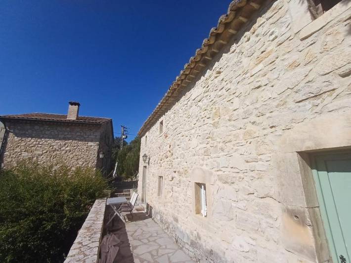 Gîte pour 2 personnes, avec piscine et balcon ainsi que vue et jardin à Montclus - 2