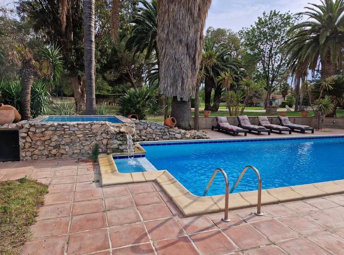 Gîte pour 4 personnes, avec terrasse et piscine ainsi que jardin et jacuzzi