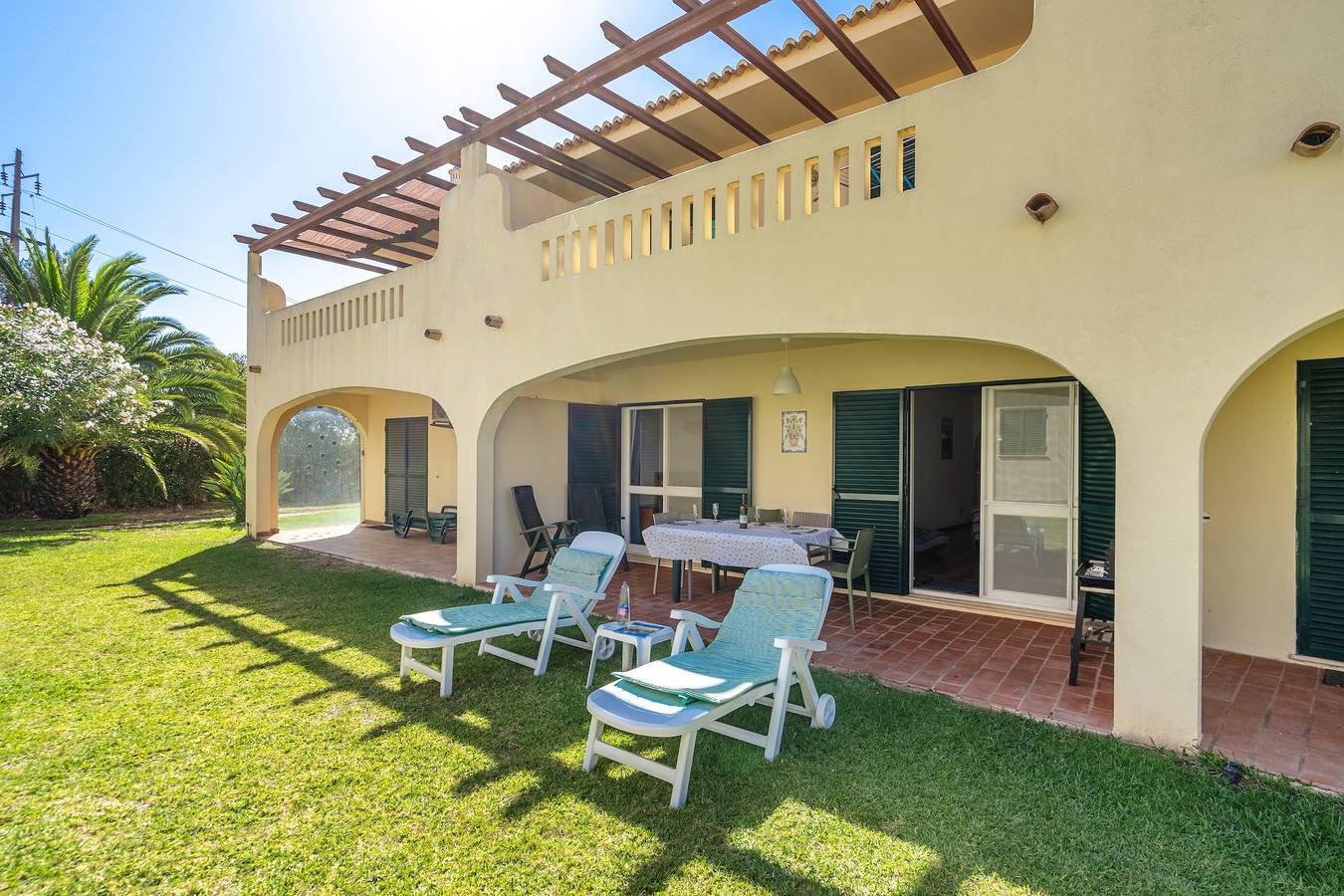 Ganze Wohnung, Ferienwohnung 'Casa Verão Azul - Porches' mit Gemeinschaftspool, privater Terrasse und Wlan in Porches, Faro Distrikt