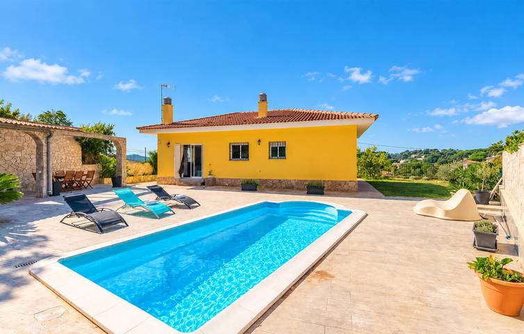 Appartement avec vue sur la montagne et piscine près de Lloret de Mar in Aiguaviva Parc, Vidreres