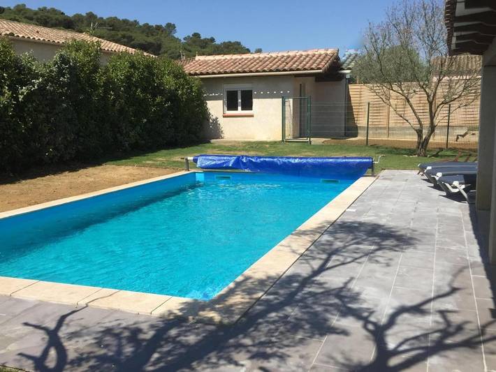 Location de vacances pour 8 personnes, avec vue ainsi que jardin et piscine, adapté aux familles dans Lac de la Cavayère - 2