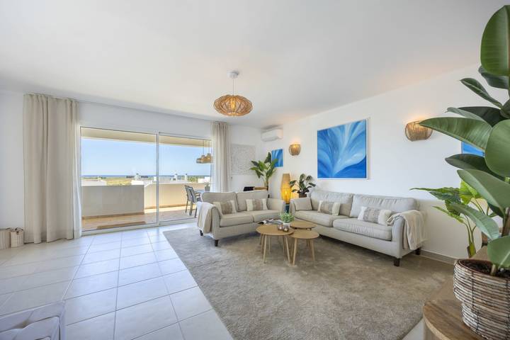 Villa for 14 people, with Balcony and Hot tub as well as Terrace and Garden in Alvor