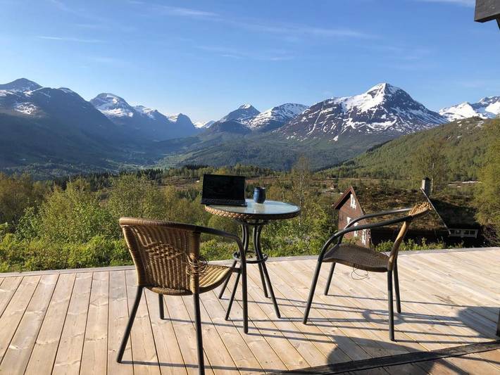 Feriehus for 13 personer, Balkong og Terrasse i tillegg til Hage og Utsikt i Stranda 