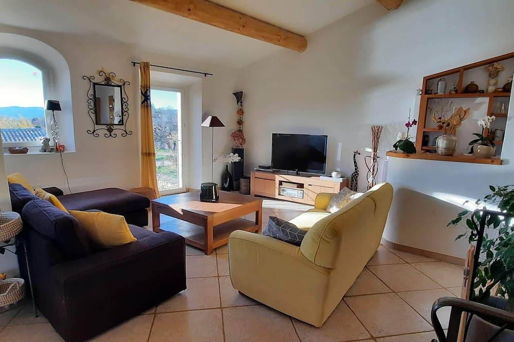 Country house (sleeps 8, 10) in a quiet location, with a superb view of the Luberon. in Roussillon, Parc naturel régional du Luberon