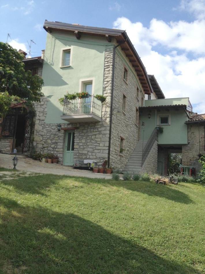 Cama y desayuno para 3 personas, con Balcón y Terraza además de Jardín y Vistas en Valverde (Lombardía)