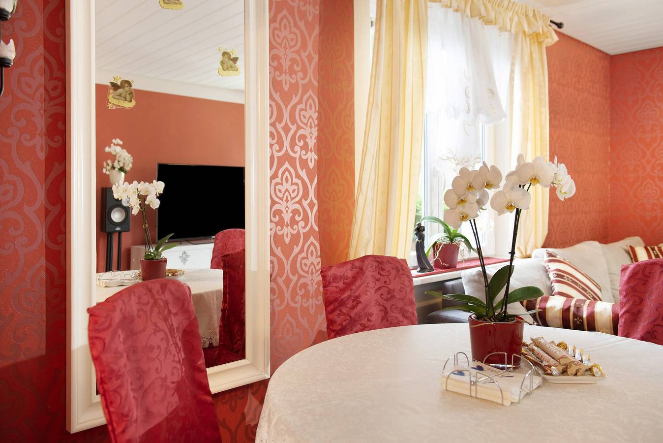 Entire apartment, Vacation Apartment "Flair Orchidee" with Balcony, Shared Garden & Sauna in Stockach, Landkreis Konstanz