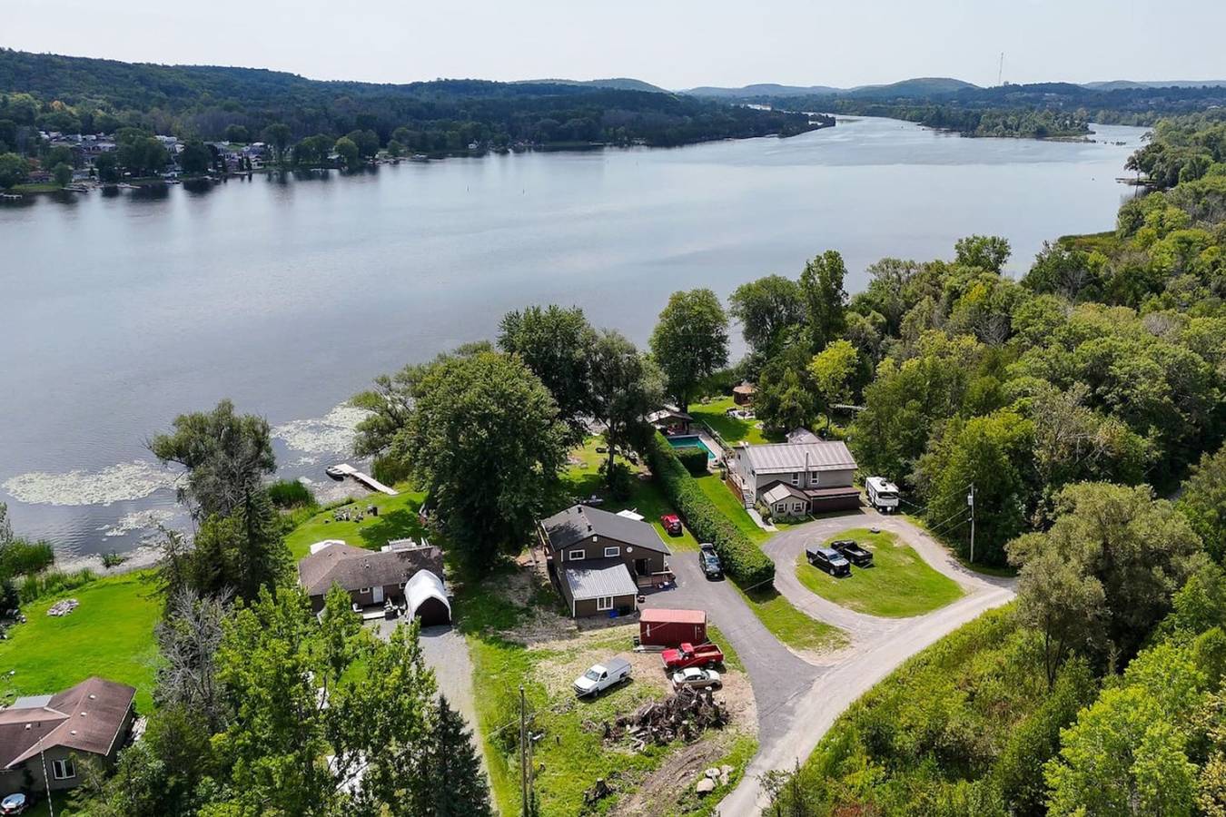 Entire apartment, Waterfront Cottage w/ Swim Spa, Bbq, Close to Skiing in Lake Ontario (Canada)