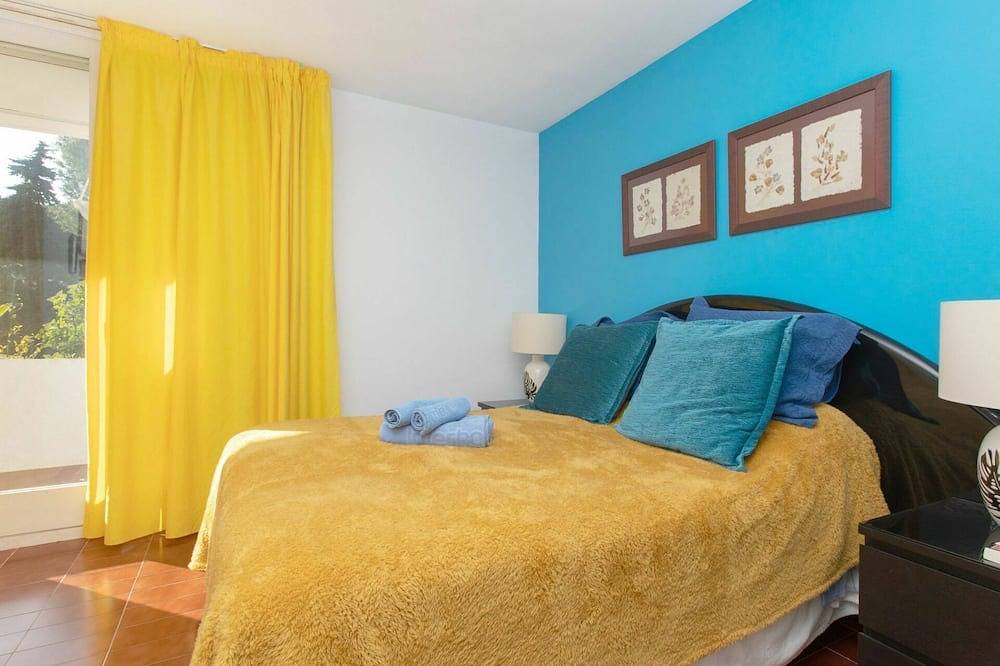 Entire apartment, Cosy apartment for 6 people with Wifi, pool, Tv, terrace and pets allowed in Cala San Francisco, Blanes