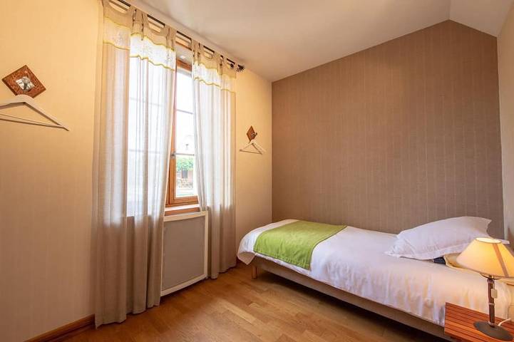 Familienzimmer mit Terrasse und Pool in Waldnähe in Vitry-aux-Loges, Orléans und Umgebung