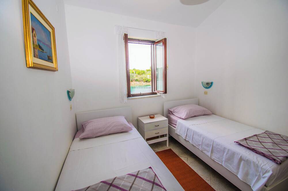 Cijeli apartman, Apartment Punta Orange, only 5m from the sea, the island of Cres in Cres