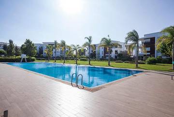 Gîte pour 5 personnes, avec balcon et jacuzzi ainsi que piscine et jardin à Bouskoura