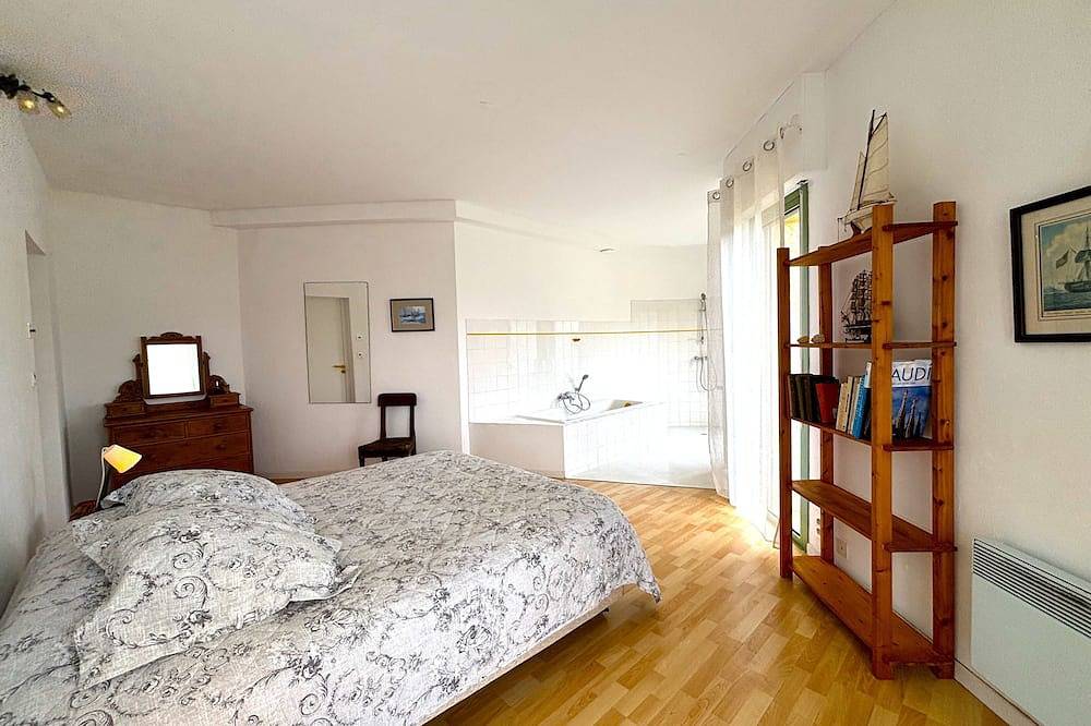 Architect-designed house with heated pool & 5**** view of village with all amenities in Saint-Cyprien (Aquitanien), Périgord Noir